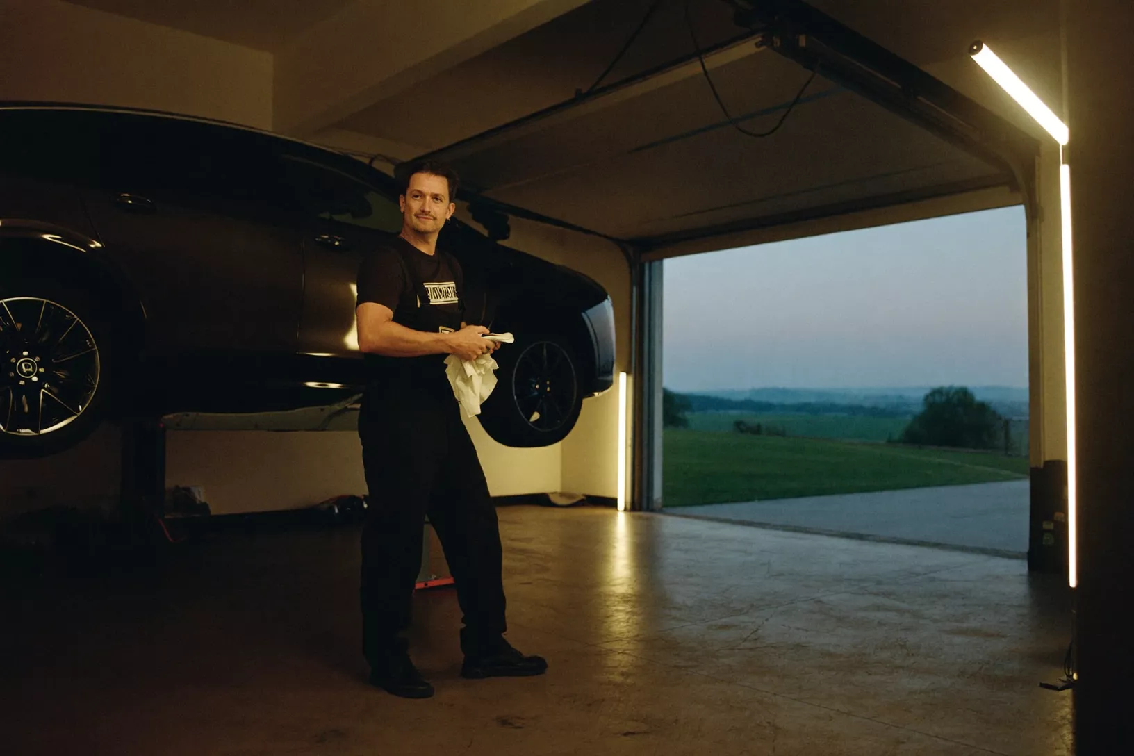 Atelier de garage moderne, exemple de métier accompagné par Helveteck